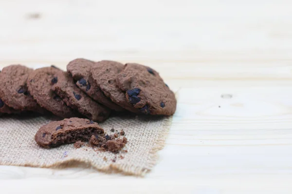 Galletas Chispas Chocolate Con Una Marca Mordida Colocada Saco Sobre — Foto de Stock