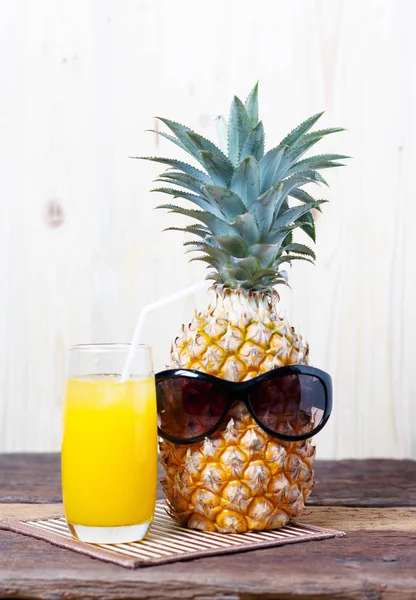 Piña Con Gafas Concepto Verano Vaso Jugo Piña Lado —  Fotos de Stock