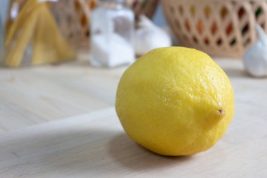 Kireç bir kesme tahtası ve meyve sepeti ahşap masa üzerinde yerleştirilir. Odak alan sığ derinliği seçin