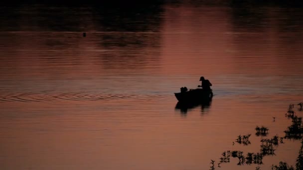 Hombres Silueta Barco Busca Peces Atardecer — Vídeos de Stock