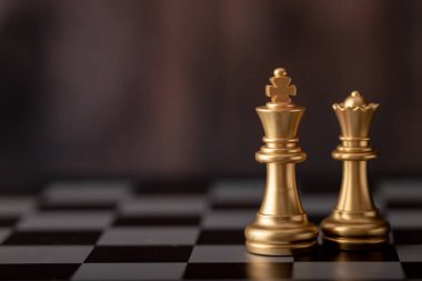 Tahtada altın kral ve kraliçe