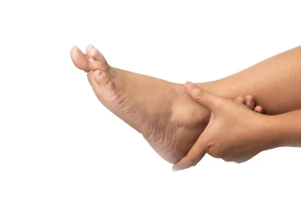 Mulher com dor no tornozelo usando mão segurando perna e massagear dor — Fotografia de Stock