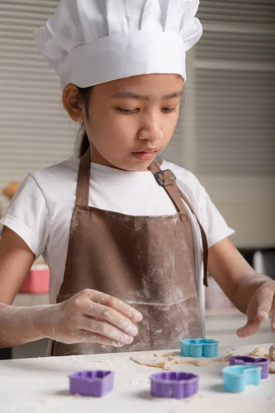 Ребенок делает печенье на кухне . — стоковое фото