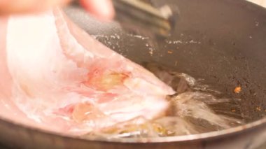 Balığı siyah tavada kızart ve sıcak yağ kaynasın..