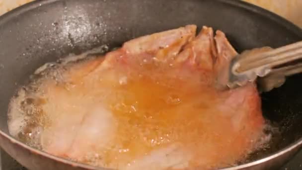 Flip Fried Snapper Fish Sauce Black Pan Hot Oil Boiling — Stock Video