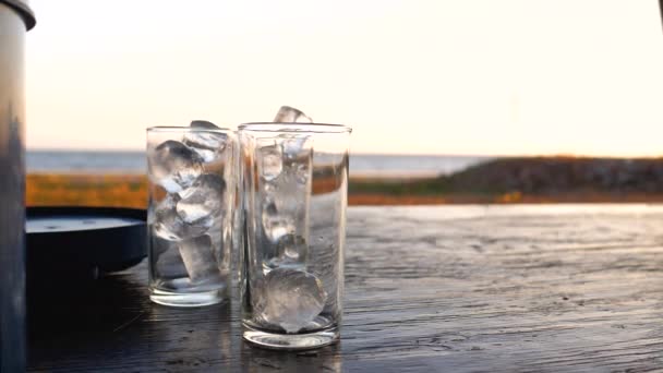 Med Hjälp Klämma Isen Ett Klart Glas Sätta Ett Träbord — Stockvideo