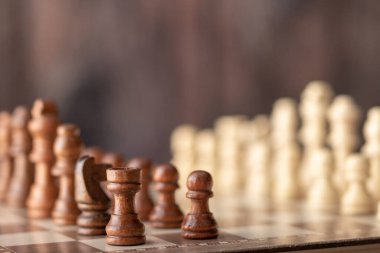 Tahtada ahşap kaplamalı ahşap satranç uçları var. Odaklanma derinliğini seç.