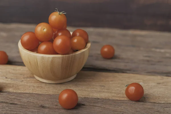 Gruppentomaten Einer Holzschale Auf Dem Holztisch Platzieren Kirschtomaten Sind Klein — Stockfoto