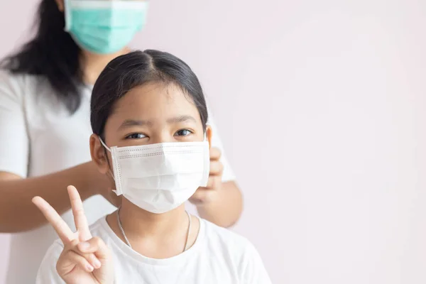 Азиатские Девочки Носят Медицинские Защитные Маски Поднимают Пальца Предотвратить Распространение — стоковое фото