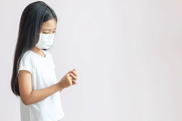Азиатская Девочка Носит Медицинскую Защитную Маску Ребенок Потирает Руки Спиртным — стоковое фото