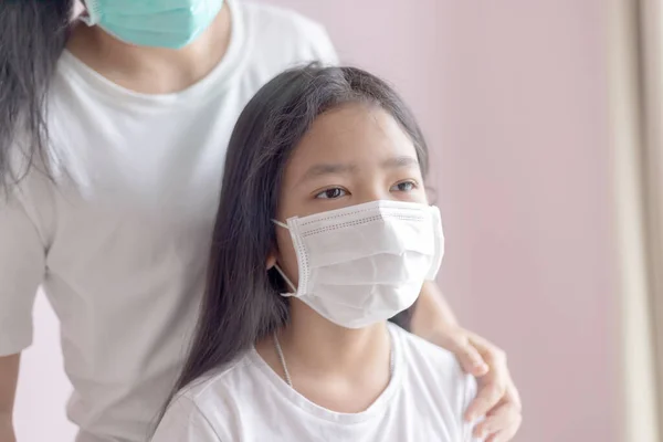 Женщина Девочка Носят Защитную Медицинскую Маску Защита Эпидемии Гриппа Коронавируса — стоковое фото