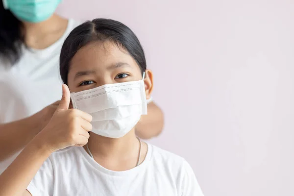 Азиатская Маленькая Девочка Медицинской Защитной Маске Больших Пальцах Вверх Предотвращение — стоковое фото