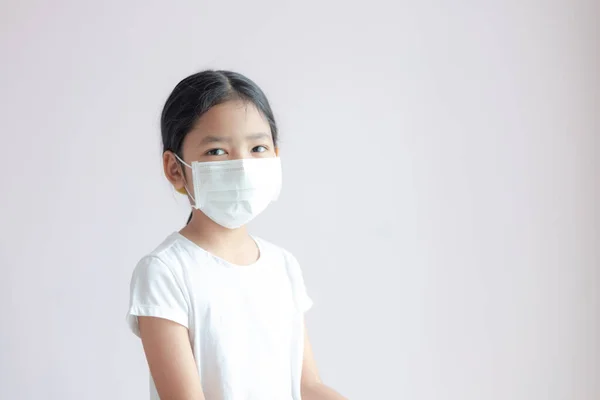 Портрет Маленькой Азиатки Носит Медицинскую Защитную Маску Epidemic Flu Coronavirus — стоковое фото