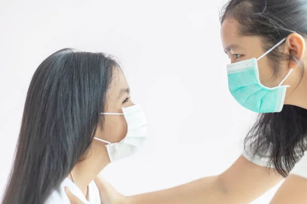 Madre Hija Llevan Una Máscara Médica Protectora Protección Contra Epidemia —  Fotos de Stock