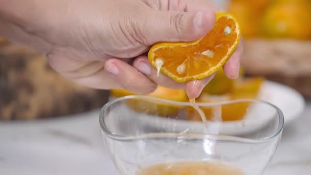 特写橙汁倒入厨房桌子上的透明玻璃杯 — 图库视频影像