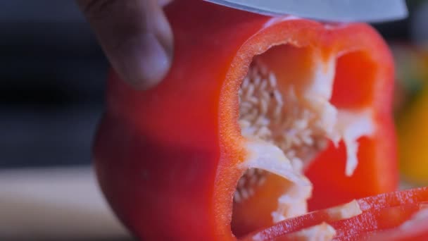 Κοντινό Πλάνο Φέτες Κόκκινο Bell Pepper Στον Πίνακα Κοπής — Αρχείο Βίντεο