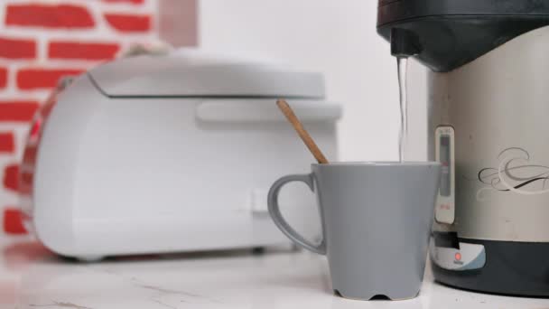 Druk Het Hete Water Het Glas Roer Huisgemaakte Koffie Voor — Stockvideo