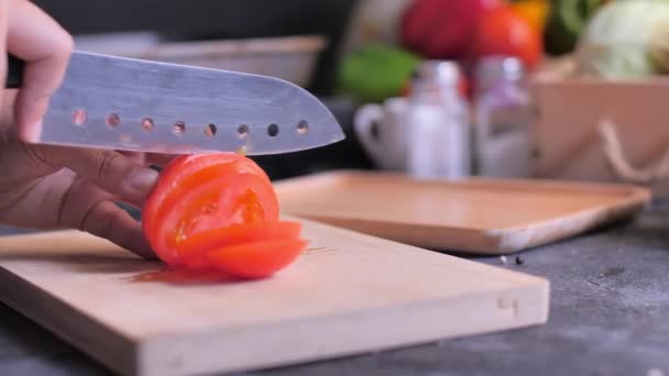 Close Tomate Fatiado Tábua Corte Slide Câmera — Vídeo de Stock