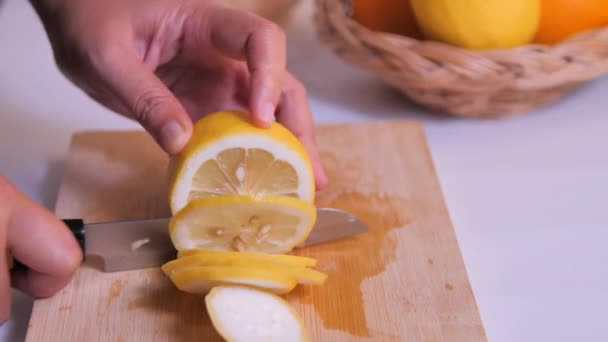 Zitrone Auf Dem Schneidebrett Der Küche Scheiben Schneiden — Stockvideo