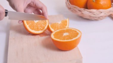 Mutfaktaki kesme tahtasına bir portakal dilimle..