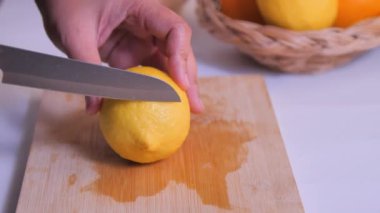 Yakın çekim mutfaktaki kesme tahtasındaki limonu dilimle