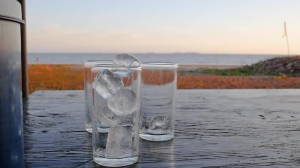 Niña Que Usa Abrazadera Puso Hielo Vaso Transparente Sobre Una — Vídeos de Stock