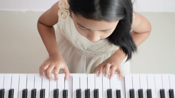 Close Vista Superior Cámara Lenta Asiática Niña Aprendiendo Tocar Piano — Vídeo de stock