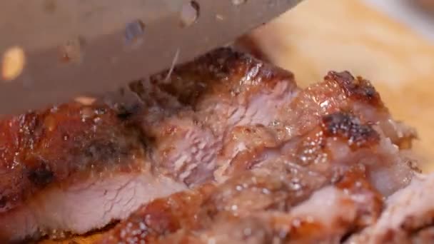 Close Slice Cerdo Asado Tabla Cortar Cocina — Vídeo de stock