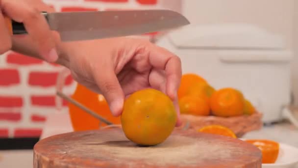Κόβουμε Πορτοκάλια Στη Μέση Του Πίνακα Κοπής Στην Κουζίνα — Αρχείο Βίντεο