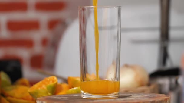 Häll Apelsinjuicen Ett Klart Glas Skärbrädan Köket — Stockvideo