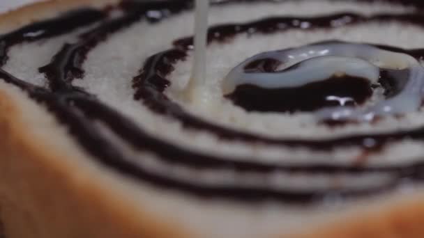 Κοντινό Πλάνο Ρίχνει Συμπυκνωμένο Γάλα Πάνω Από Μια Φέτα Ψωμί — Αρχείο Βίντεο