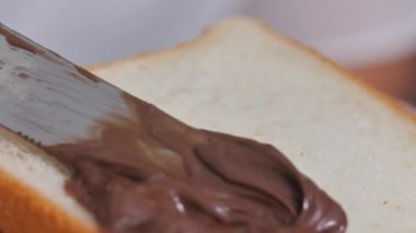 Çikolatalı kremayı bir dilim ekmeğin üzerine dök..