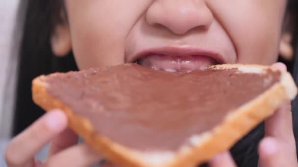 Primer Plano Boca Niña Asiática Comiendo Pedazo Delicioso Pan Con — Vídeos de Stock