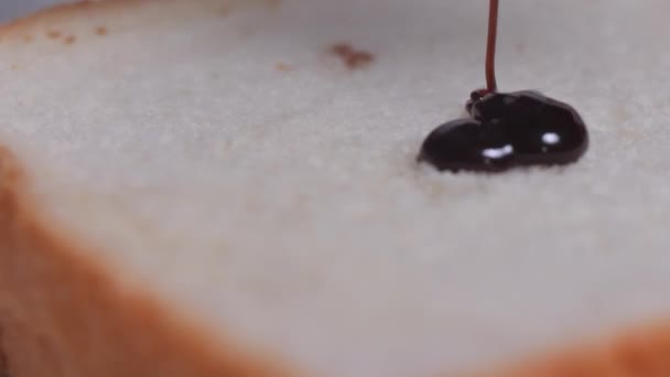 Despeje Chocolate Círculo Uma Fatia Pão — Vídeo de Stock