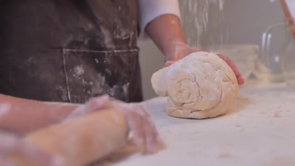 Close Vrouw Kneden Deeg Tafel Bakkerij Maken — Stockvideo