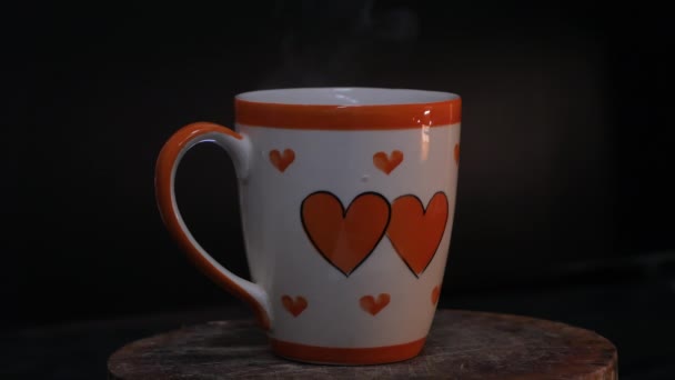 Дым Чашки Кофе Выставленной Стол — стоковое видео