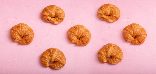 Pola Croissant Pada Latar Belakang Dan Tekstur Merah Muda — Stok Foto