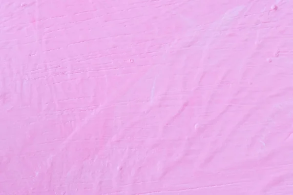 Engebeli pembe duvarın dokusu ve yapısal arka plan. Ahşabın üzerindeki renksiz duvar boyası.