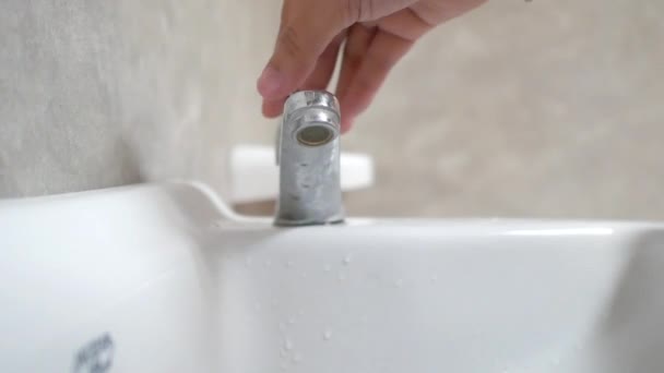 Women Turn Water Sink Leave Leave Bathroom Faucet Open — Stock Video