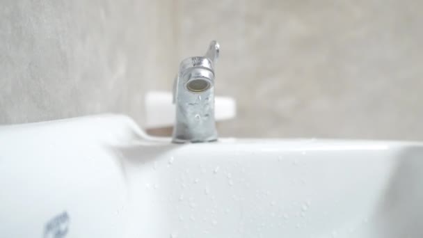 Der Wasserhahn Wird Nicht Komplett Zugedreht Wasser Einer Weißen Spüle — Stockvideo