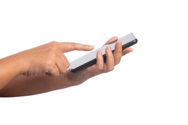 Beyaz arka planda izole edilmiş siyah akıllı telefondan insan eli ekranda. Bir şey seçmek için kadın basın telefonda.