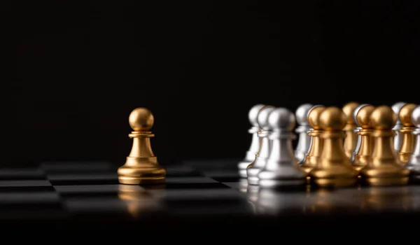 Золотой Шахматист Является Лидером Шахмат Игре Борту — стоковое фото