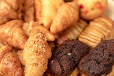 Kruvasan grupları ve ahşap masadaki fırın.