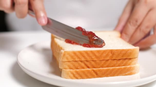 Erdbeermarmelade Auf Einer Scheibe Brot Verteilen — Stockvideo