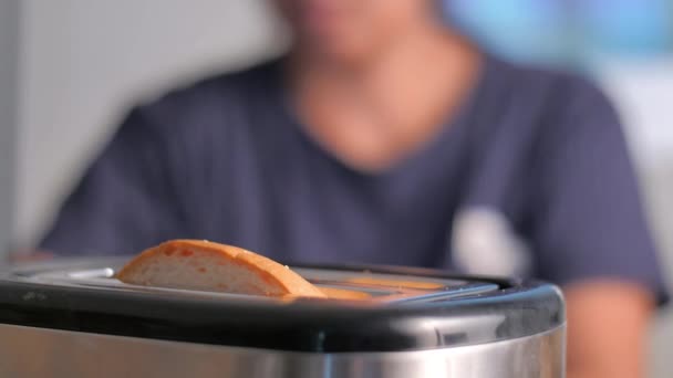 Frauen Prosten Sich Ein Stück Brot Und Kochten Einen Kaffee — Stockvideo