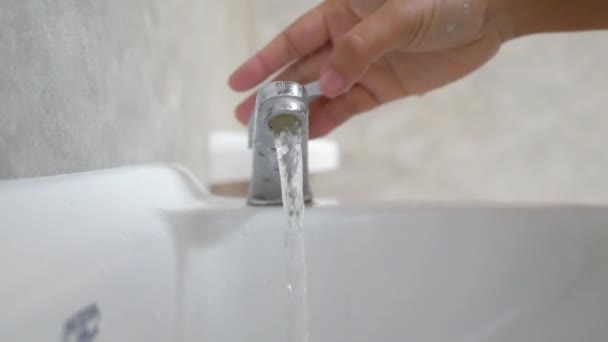 Close Vrouwen Wassen Handen Voor Het Eten Witte Gootsteen — Stockvideo