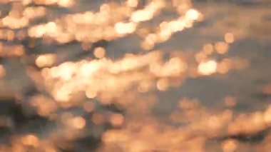Alacakaranlıkta suyun bulanık bokeh arkaplanı