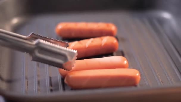 Nahaufnahme Macht Köstliche Wurst Und Auf Einer Schwarzen Pfanne Gegrillt — Stockvideo