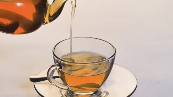Çayı Temiz Bir Bardağa Doldururken Yakın Plan — Stok video