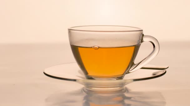 Gros plan remplir le thé au verre 